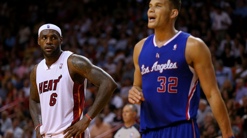 Lebrons Džeimss līdz šim savā karjerā nav piedalījies nevienā "slam dunk" konkursā, bet Bleiks Grifins ir 2011.gada čempions
Foto: AFP/Scanpix