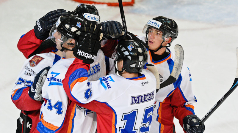 "Zemgale/LLU" spēlētāji apsveic viens otru pēc pirmās gūtās ripas spēlē pret "Dinamo Juniors"
Foto: Ruslans Antropovs, rusantro.com