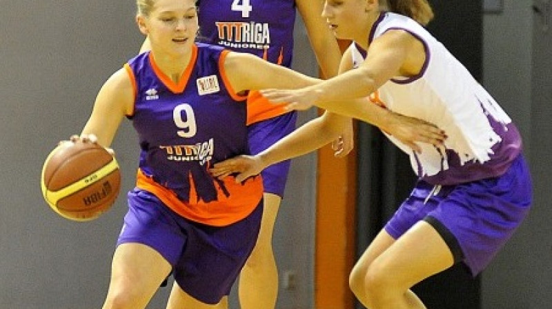 Kitija Laksa (pa labi) aizsardzībā pret Elīnu Bērziņu
Foto: Romualds Vambuts, Sportacentrs.com