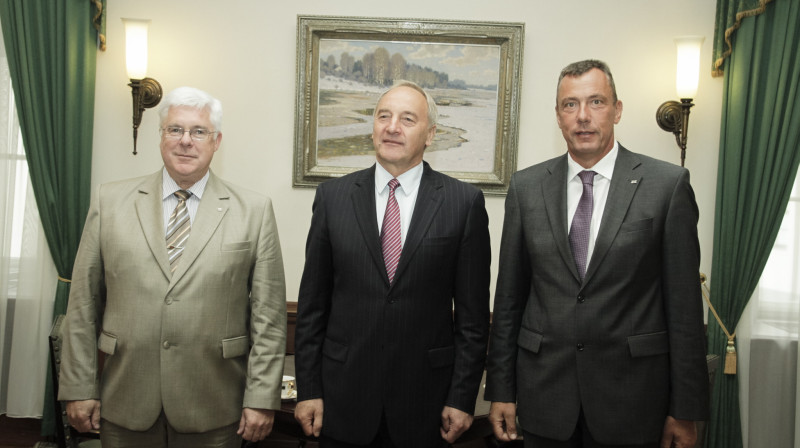 LOK prezidents Aldons Vrubļevskis, Valsts prezidents Andris Bērziņš, LOV valdes priekšsēdētājs Einārs Fogelis 
Foto: Jānis Saliņš, F64