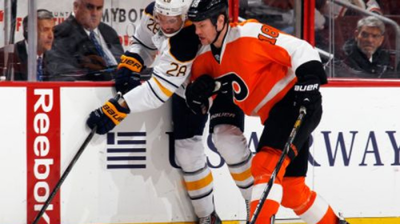 Zemgus Girgensons spēkojas ar Edamu Halu
Foto:AFP/Scanpix