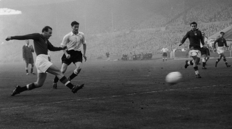 Nāndors Hidegkuti gūst vienus no saviem trim vārtiem mačā pret Angliju 1953. gada 25. novembrī Vemblija stadionā.