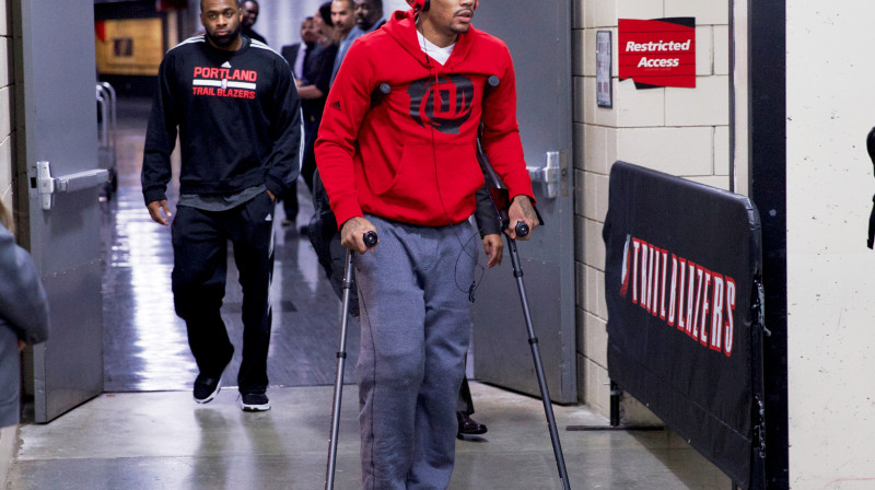 Deriks Rouzs pēc mača ar ''TrailBlazers'' spēles arēnu pameta ar kruķiem. Foto: AP/Scanpix.
