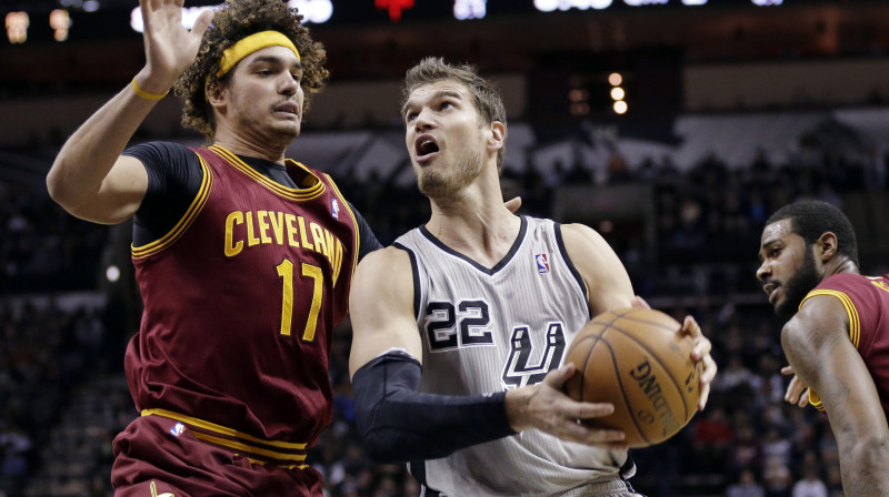 Tjago Spliters (ar bumbu) un "Spurs" šonakt bija krietni pārāki pār Andersonu Varežao un "Cavaliers"
Foto: AP/Scanpix