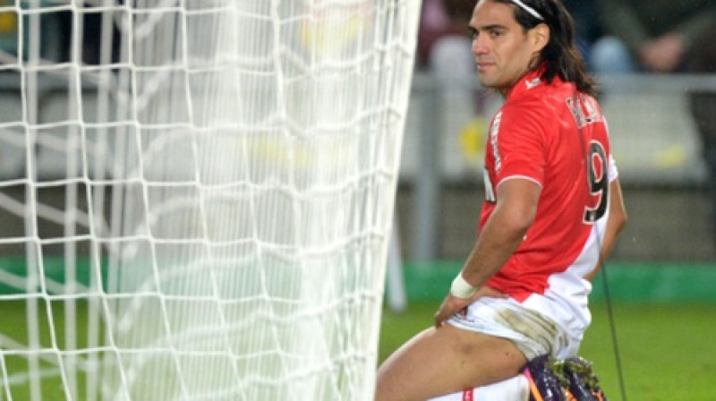 Radamels Falkao aizvadīja bālu spēli un, pašam par lielu pārsteigumu, 62.minūtē kā pirmais tika nomainīts
Foto: AFP/Scanpix