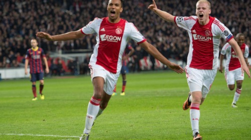 Denijs Husens (priekšplānā) laimīgs par gūtajiem vārtiem pret "Barcelona"
Foto: AP/Scanpix