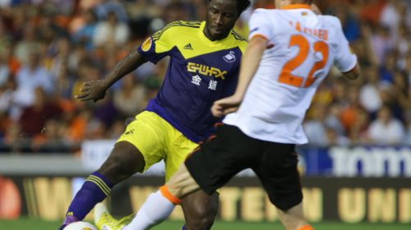"Swansea" uzbrucējs Vilfrīds Bonī cīņā ar "Valencia" aizsargu Žeremiju Metjū
Foto:AFP/Scanpix