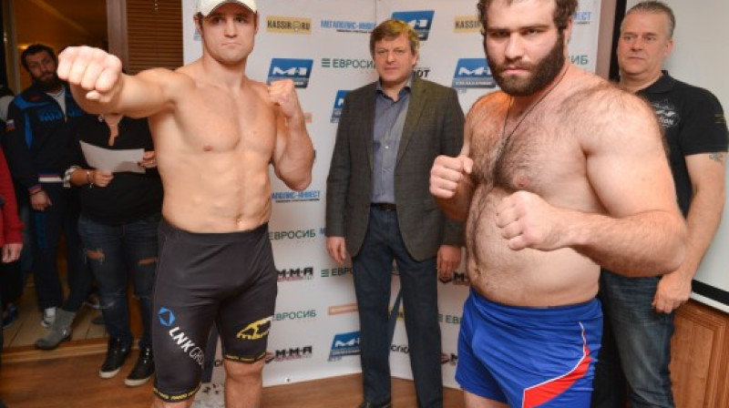 Konstantīns Gluhovs (no kreisās) svēršanās procedūrā kopā ar Mihailu Gazajevu
Foto: mixfight.ru