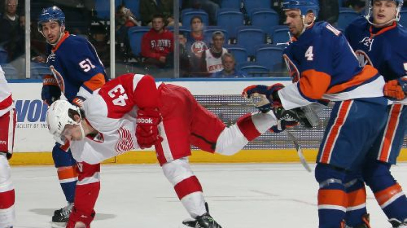 Darens Helms (sarkanā) spēlē pret "Islanders"
Foto:AFP/Scanpix
