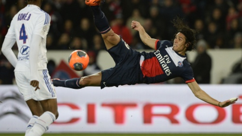 Edinsons Kavani mēģina izdarīt akrobātisku sitienu
Foto: AFP/Scanpix