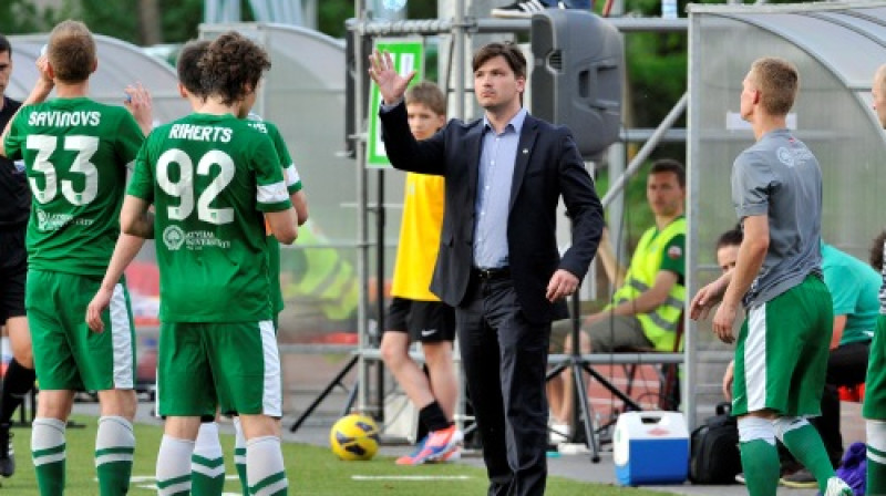 Komandas treneris Andris Riherts un viņa padotie
Foto: Romāns Kokšarovs (f64)