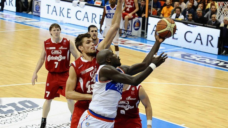 Ojārs Siliņš aizsardzībā
Foto: legabasket.it