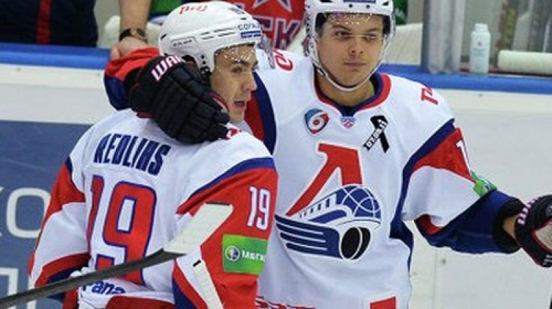 Miķelis Rēdlihs tiek sveikts ar vārtu guvumu
Foto: hclokomotiv.ru