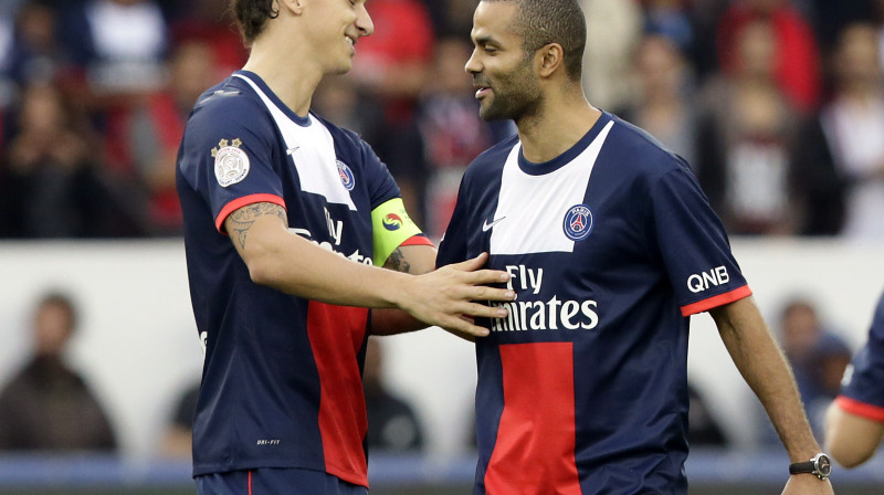 "Paris Saint Germain" futbola kluba uzbrucējs Zlatans Ibrahimovičs un Tonijs Pārkers 2013. gada 28. septembrī Parīzē
Foto: AFP/Scanpix
