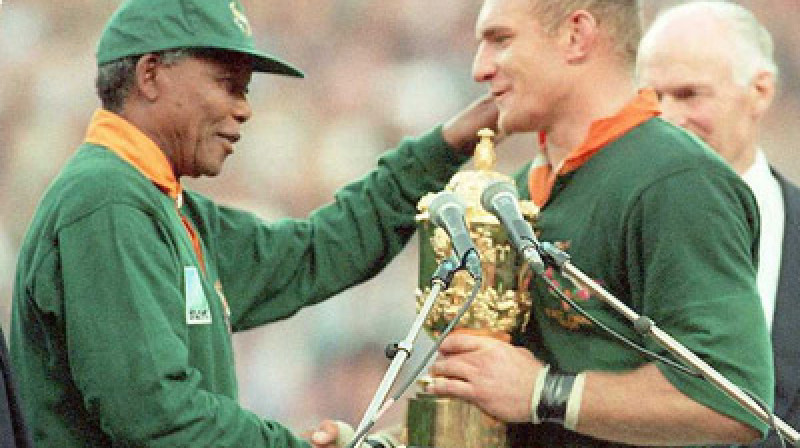 Nelsons Mandela pasniedz Pasaules kausu Fransuā Pināram. Monumentāls brīdis pasaules sporta vēsturē.

Foto: africansuccess.org