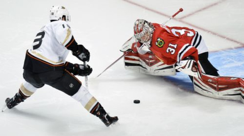 "Ducks" uzbrucējs Niks Bonino pēcspēles metienos pret "Blackhawks" vārtsargu
Foto:AP/Scanpix