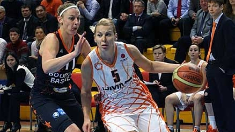 Anete Jēkabsone-Žogota spēlē pret Francijas čempionēm "Bourges"
Foto: www.fibaeurope.com