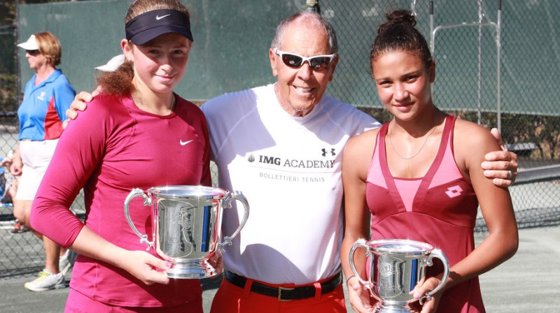 Aļona Ostapenko kopā ar Niku Boletjeri un Sandru Samiru
Foto: IMG Performance