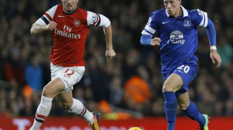 Olivjē Žirū cīņā ar Rosu Bārkliju
Foto: AP/Scanpix