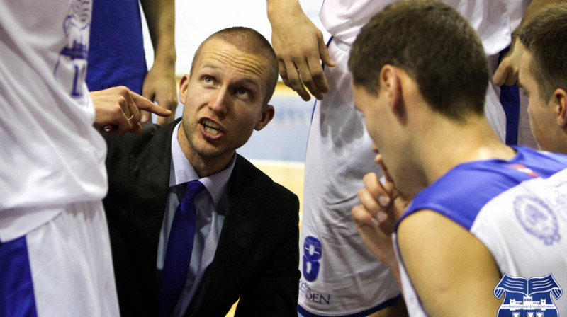 "Latvijas Universitātes" un 'BJBS "Rīga/Pārdaugava / LU'' galvenais treneris Artūrs Visockis-Rubenis Tallinā debitēs Latvijas U16 izlases vadītāja amatā.
Foto: Renārs Buivids, www.bk.lu.lv