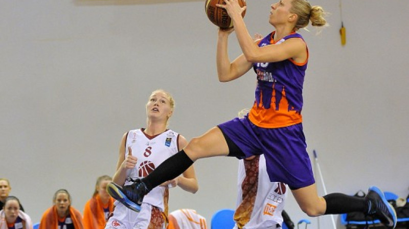 Kristīne Kārkliņa "TTT Rīga" uzbrukuma smailē.
Foto: Romualds Vambuts, Sportacentrs.com