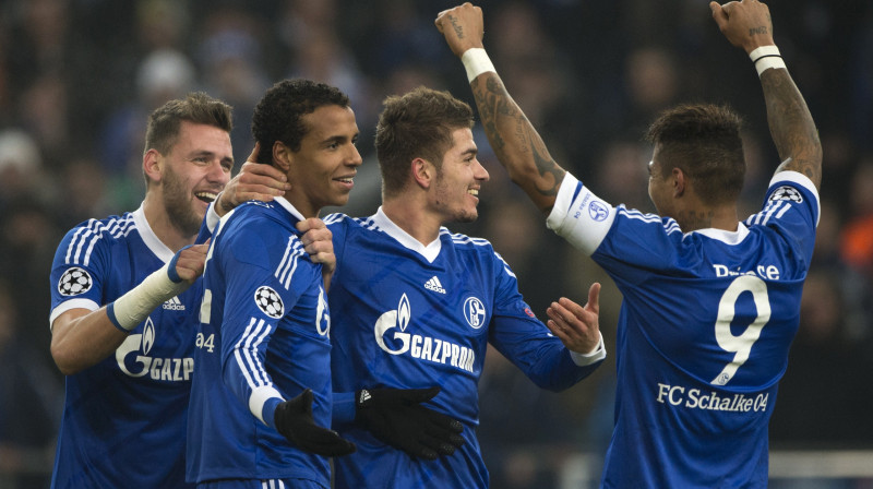 "Schalke" futbolisti atzīmē otro vārtu guvumu
Foto: AFP/Scanpix