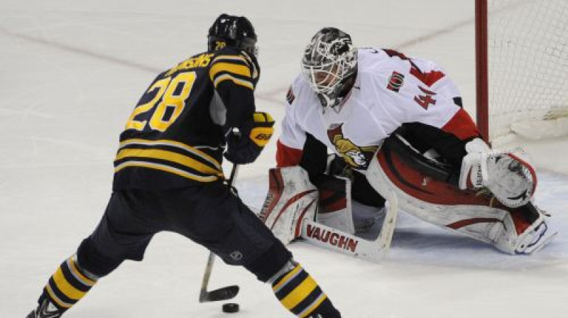 Zemgus Girgensons realizē savas NHL karjeras pirmo pēcspēles metienu
Foto:AP/Scanpix