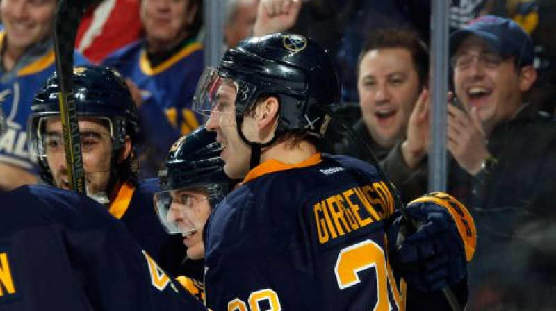 Zemgus Girgensons kopā ar komandas biedriem atzīmē panākumu
Foto:AFP/Scanpix