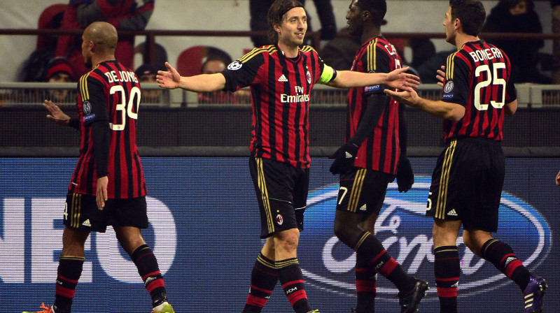 Neraugoties uz kapteiņa Rikardo Motolivo (centrā) noraidījumu, "Milan" noturēja neizšķirtu un izcīnīja vietu izslēgšanas mačos 
Foto: AFP/Scanpix
