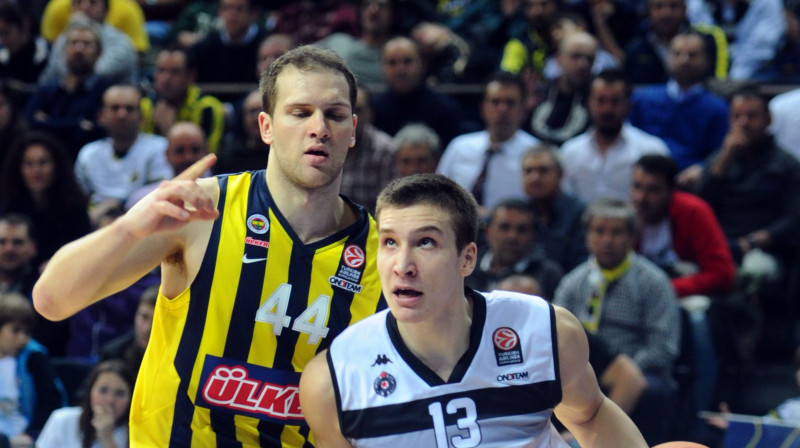 Bogdans Bogdanovičs (pa labi) pret Bojanu Bogdanoviču
Foto: AFP/Scanpix