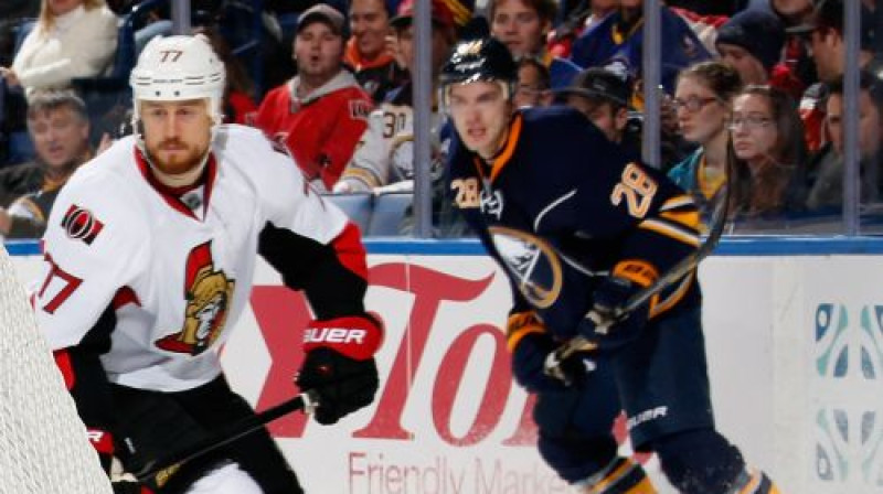 "Senators" aizsargs Džo Korvo un Zemgus Girgensons
Foto:AFP/Scanpix