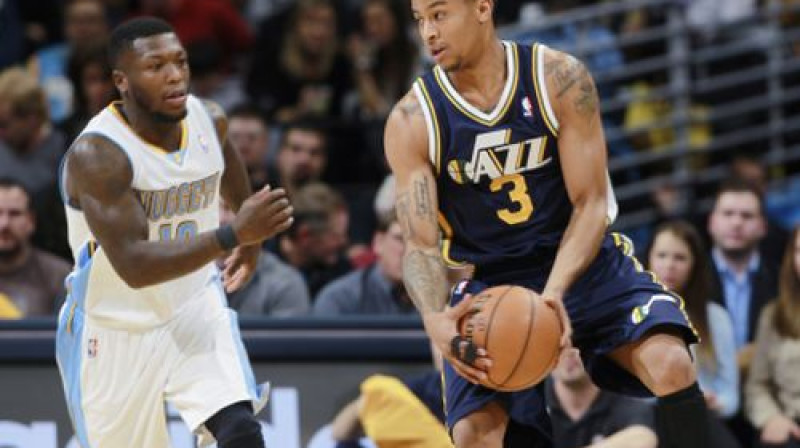 "Nuggets" spēlētājs Neits Robinsons pret Treju Bērku
Foto:AP/Scanpix