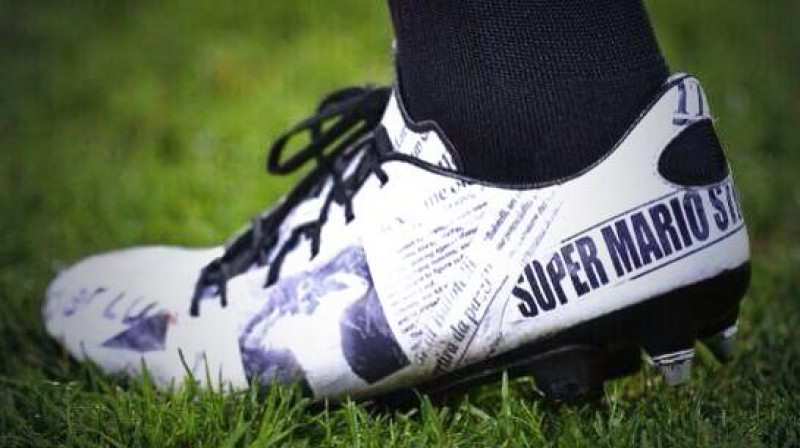 Mario Balotelli apavus spēlē pret Romu rotāja avīžu virsraksti