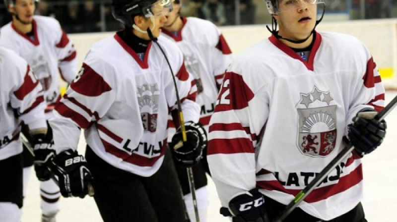 Roberts Lipsbergs un Latvijas U-20 izlase
Foto: IIHF