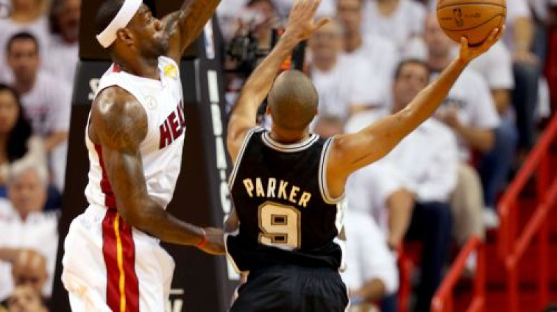 Lebrons Džeimss un Tonijs Pārkers 
Foto:AFP/Scanpix