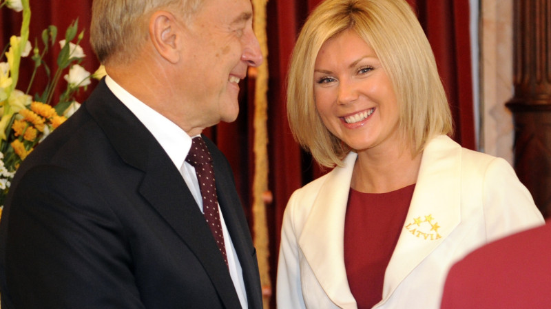 Prezidents ar mugurkaulu Andris Bērziņš un vieglatlētikas gaišais tēls Ineta Radeviča
Foto: Romāns Kokšarovs, "Sporta Avīze"