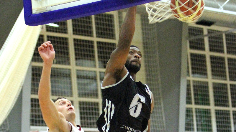 Vefietis Entuāns Robinsons spēlē pret "Barons kvartālu" sasniedza "double-double" - 17 punkti un 11 atlēkušās bumbas
Foto: Renārs Buivids