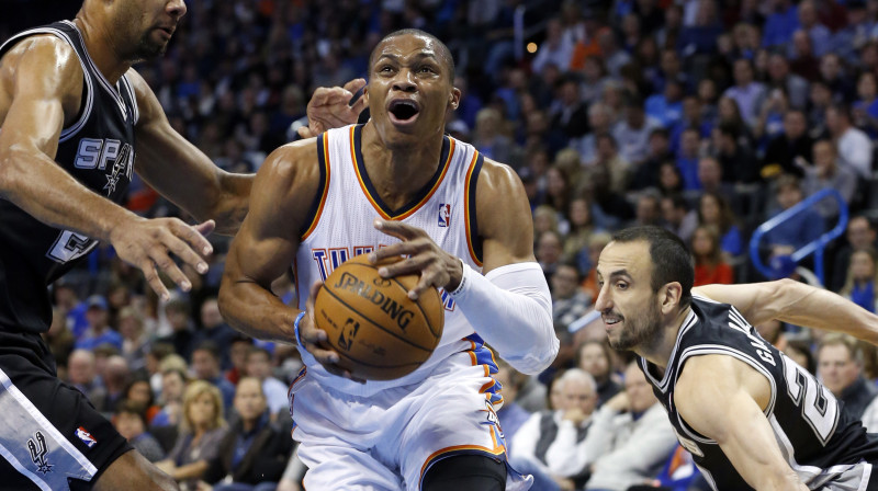 Rasels Vestbruks "Spurs" spēlētāju Tima Dankana un Manu Džinobili ielenkumā
Foto: AP/Scanpix