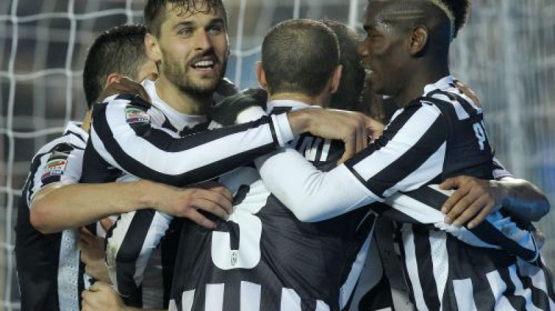 Fernando Jorente ar partneriem priecājas par vāru guvumu
Foto: AFP/Scanpix