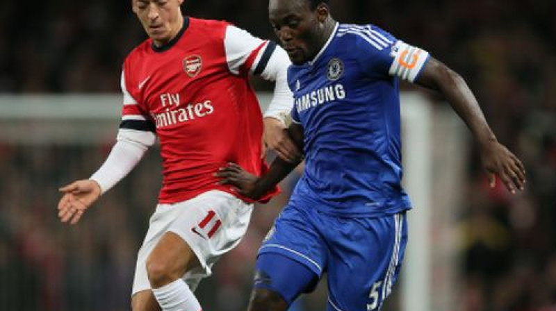 Mesuts Ezils cīņā ar Maiklu Esjēnu
FotoAP/Scanpix