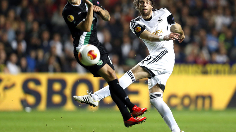 Miču (baltajā formā)
Foto: AFP/Scanpix