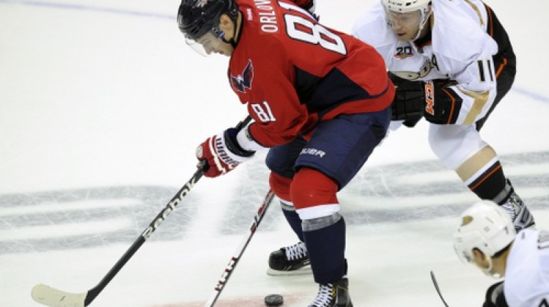 Dmitrijs Orlovs pret Saku Koivu
Foto: AP/Scanpix