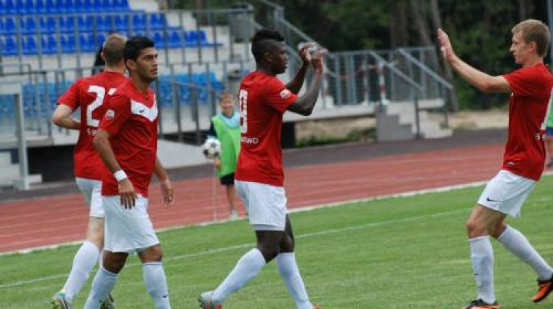 Kolumbietis Kevins Mena (centrā) saņem apsveikumus
Foto: spartaks.lv