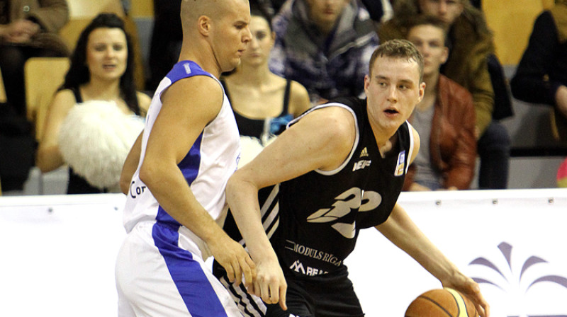 Anžejs Pasečņiks spēlē pret LU sasniedza "double-double" - 13 punkti un 11 atlēkušās bumbas
Foto: Renārs Buivids