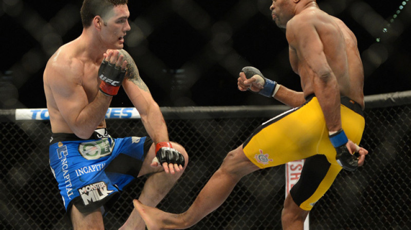 Andersons Silva (no labās) cīņā ar Krisu Veidmanu salauž kāju
Foto: mmajunkie.com