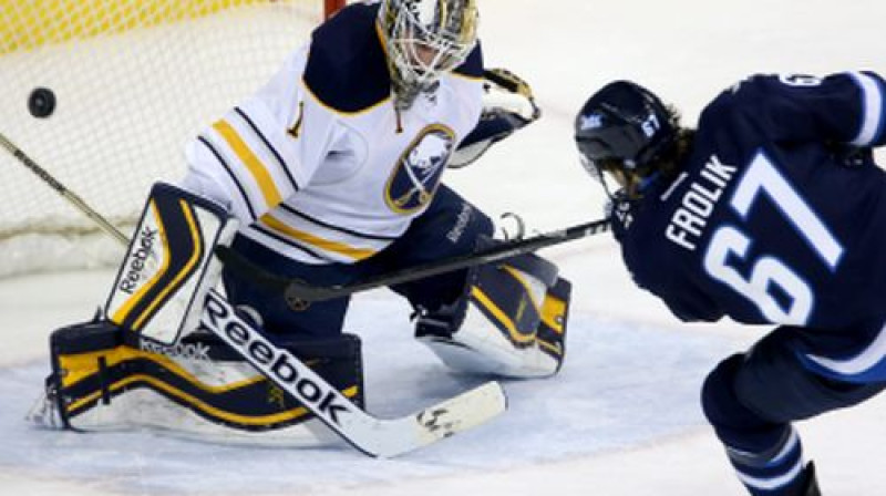 "Sabres" vārtsargs Jūnass Enrūts pret Mihaelu Frolīku
Foto:AP/Scanpix