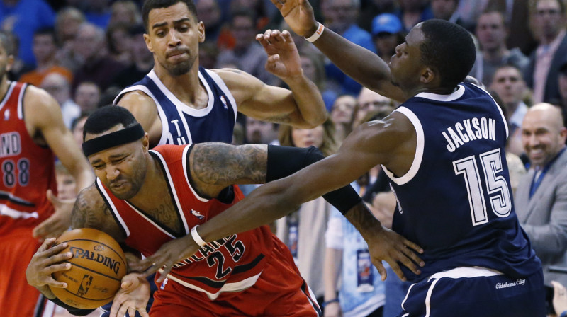 Mo Viljamss "Thunder" spēlētāju Tabo Sefološas un Redžija Džeksona ielenkumā
Foto: AP/Scanpix