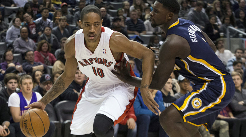 Demārs Derouzens (ar bumbu)
Foto: AP/Scanpix