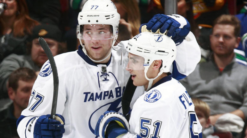 Viktors Hedmans un Valteri Filpula atzīmē vārtu guvumu
Foto: www.nhl.com