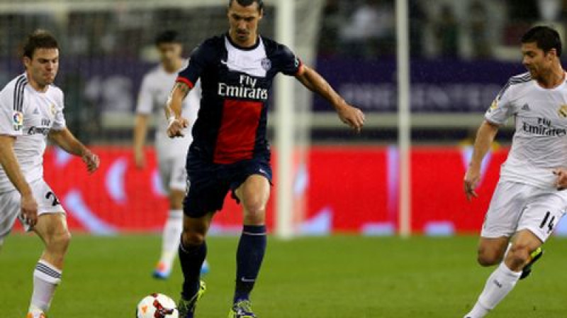 Zlatans Ibrahimovičs (centrā) pret "Real" aizsardzību
Foto:AFP/Scanpix